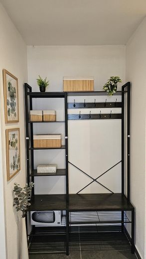 Traum-3-Zimmer-Wohnung: Komplett renoviert, schreinergefertigte Einbaumöbel & U3 vor der Haustür! – Foto 3