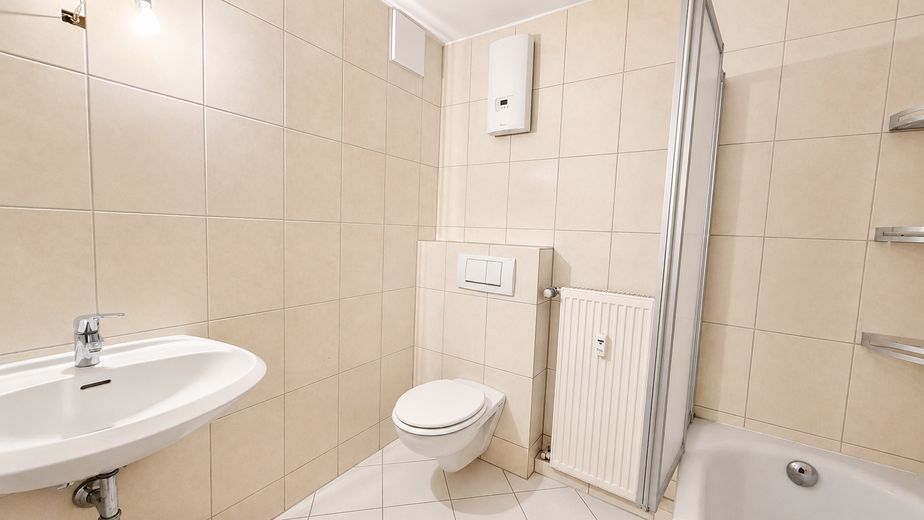 Luminoso appartamento con 2 locali, cucina componibile e terrazza sul tetto – Badezimmer inkl. Duschwanne