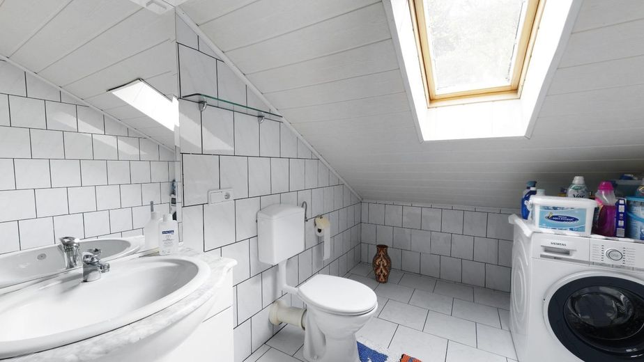 Groot een- tot tweegeneratiehuis met balkon, terras en garage – Bad 2. OG