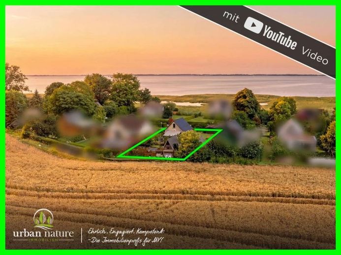 Terreno de ensueño con casa de vacaciones en una codiciada zona tranquila con vistas al Bodden – Foto 1