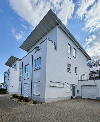 Wo Wald auf Weitblick trifft – Traumvilla mit Taunus- und Skyline-Panorama – Außenansicht