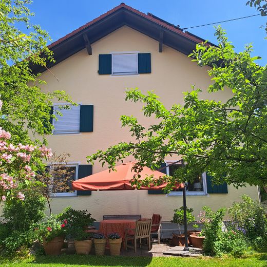 Terrasse/XL-Schirm/Holzmöbel