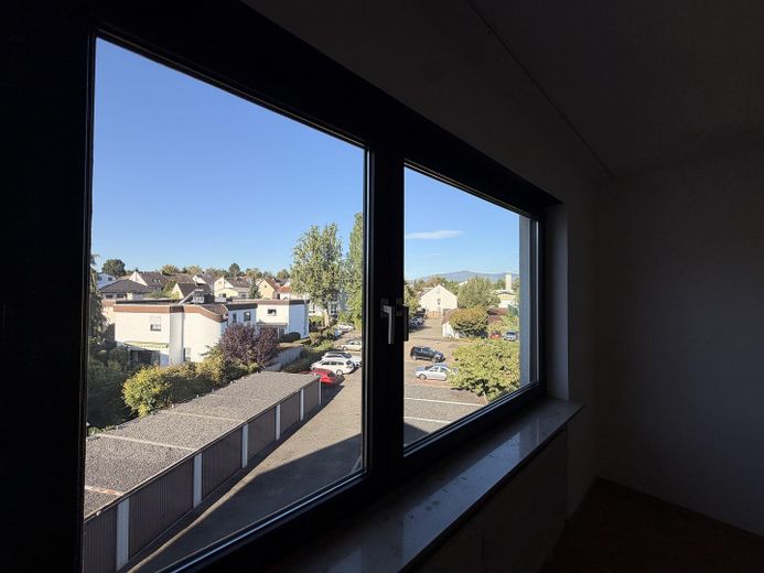 Helle 2-Zimmer-Wohnung, neues Bad, neue Küche, U-Bahn-nähe – Blick aus Wohnzimmer