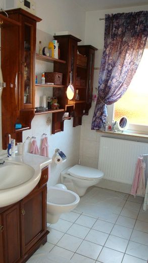 2 FAM-Haus, Heiligenhafen gute Lage, Niedrigenergie, grundsaniert, gehobene Ausstattung – EG Bad