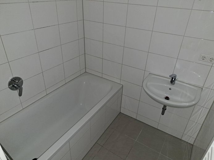 Gartenanteil  + Terrasse + Hobbyraum am Rande von Rudersberg – Bad mit Wanne