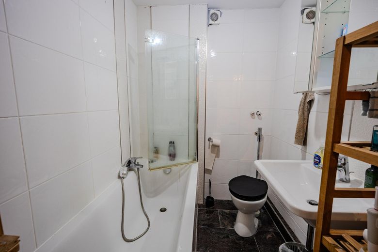 WG-geeignete 3-Zimmer-Wohnung mit zwei Balkonen in Nürnberg – Badezimmer