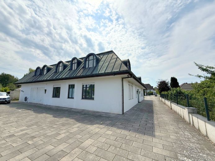 Villa esclusiva progettata da un architetto con vista libera sui prati dell’Ilmenau – Rückansicht