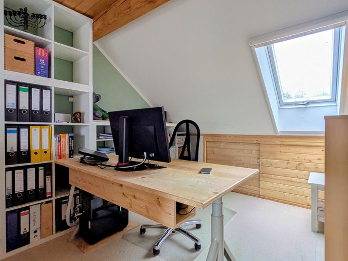 Professionally renovated mid-terrace house in an attractive location in Lilienthal-Butendiek – Büro - DG