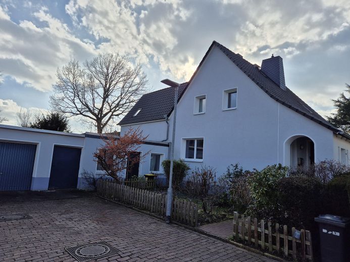Großes Einfamilienhaus mit Einliegerwohnung in Groß-Buchholz, sehr ruhige Lage – Vorderseite / Einliegerwohnung
