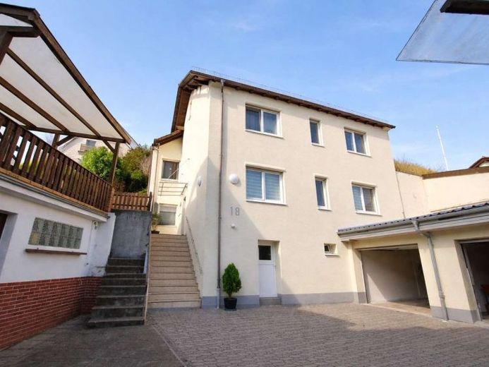 Modernisiertes Zweiparteienhaus in Kirschhausen, eine Wohneinheit frei werdend. – Foto 1