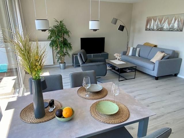 EINZIEHEN UND WOHLFÜHLEN... moderne 2-Zimmerwohnung in Bestlage – Heller Wohn-Essbereich