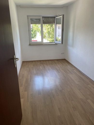 Luminoso appartamento di 3 locali con balcone e posto auto a Karlsruhe-Wolfartsweier – Weiteres Zimmer