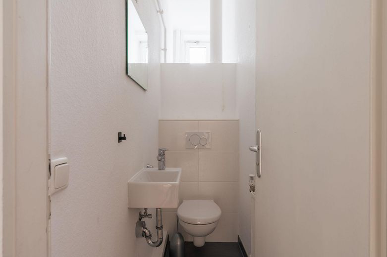 Élégant et paisible au cœur de Wiesbaden : spacieux appartement ancien avec quatre balcons – Gäste WC