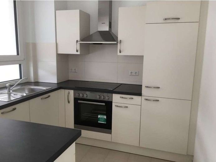 Helle großzügige 3,5 Zimmerwohnung mit zwei großen Terrassen und kleinen Wiesen – Küche