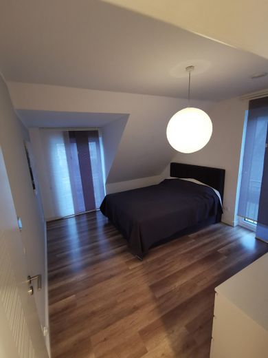 Bahçeli, havuzlu ve şömineli, sakin konumda geniş, mobilyalı ikiz ev - HH-Eidelstedt – OG-Schlafzimmer 1