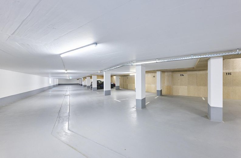 Neubau: Helle und ruhige Zwei-Zimmer-Wohnung mit luxuriöser Innenausstattung mit Balkon und EBK – Tiefgarage 1