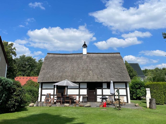 Zauberhaftes Reetdachhaus, große Scheune, großzügiges Grundstück, in der Ruhe des Naturparks – Reetdachhaus