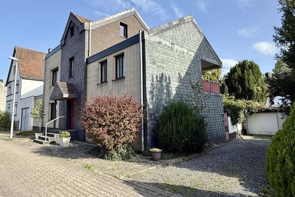 Fröndenberg-Mitte: Großzügiges Wohnhaus mit Doppelgarage – ideal zur individuellen Gestaltung!