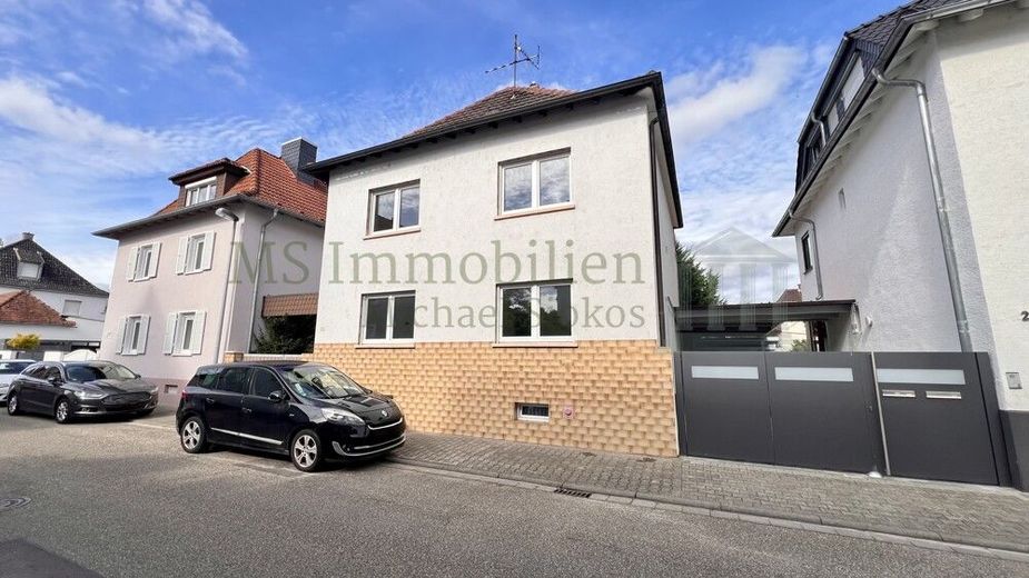** Charmantes Einfamilienhaus in zentraler Lage in Lampertheim - viel Platz für die ganze Familie ** – Hausansicht 2