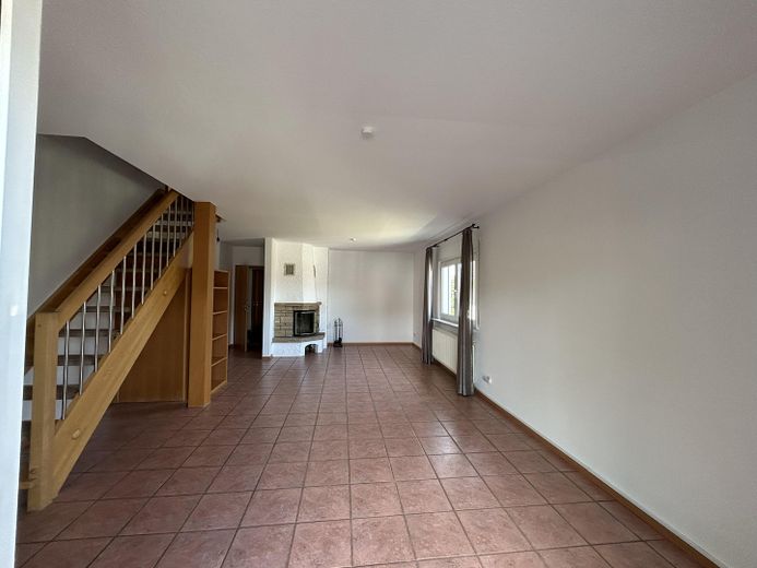 3,5Zi-Maisonette-Wohnung,2Garagen,Balkon,Küche,Kamin,GästeWC,Niedernhausen,Schäfersberg. – EG Wohnzimmer mit Kamin