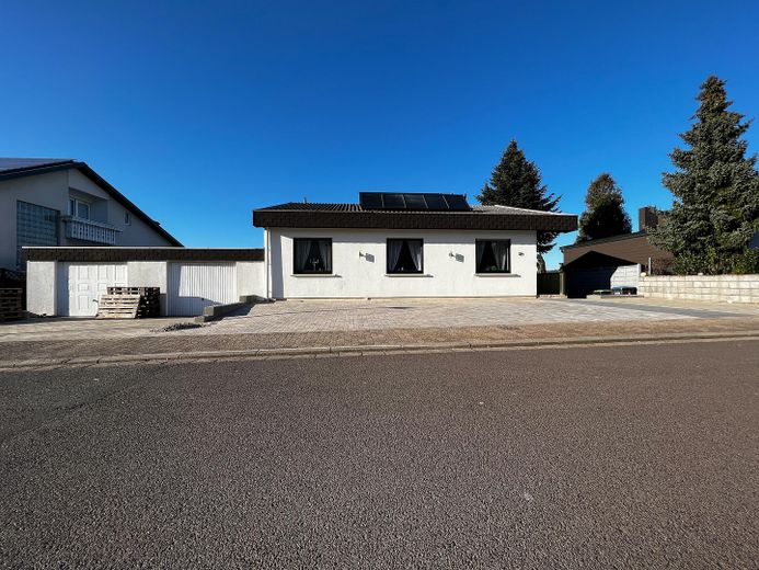 Exklusiver freistehender Bungalow mit Einliegerwohnung, Fernblick, Doppelgarage & großem Garten – Foto 18