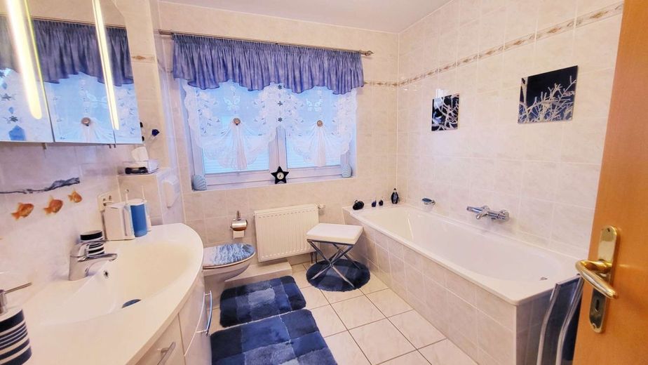 Gepflegte Doppelhaushälfte mit nordischem Flair – Masterbad mit Badewanne OG