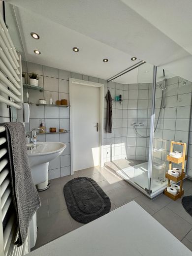 Maisonette de estilo antiguo inundada de luz, con chimenea, aire acondicionado y un ambiente residencial tranquilo – Badezimmer OG