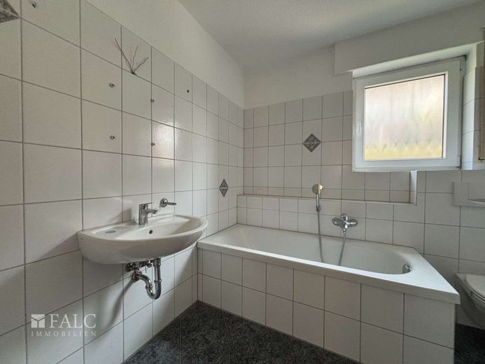 Ruhig gelegene Eigentumswohnung mit zwei Balkonen und eigener Garage in Dorsten-Wulfen – Badezimmer