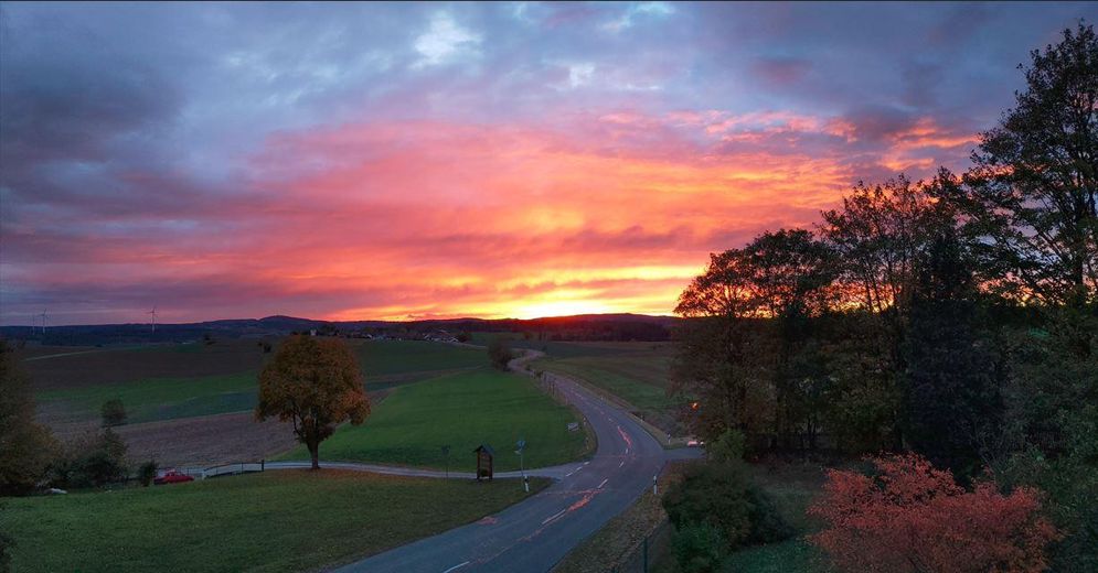 Idyllisch Wohnen - freier Blick ins Grüne und viel Raum für Gestaltung und Freizeit – Sonnenuntergang im Westen