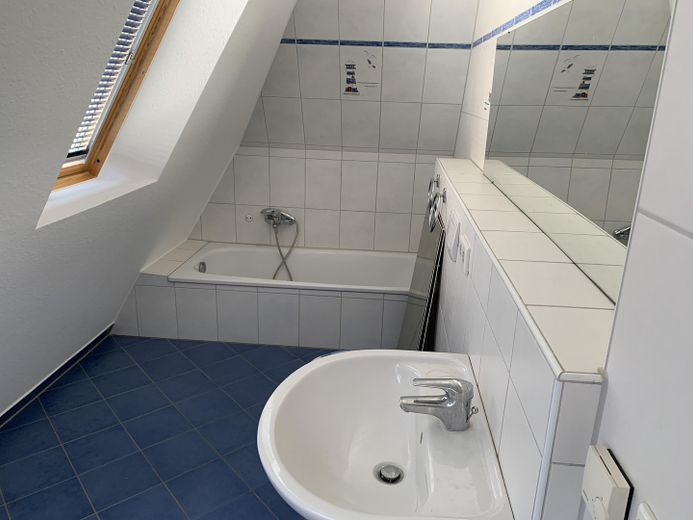 Maison mitoyenne dans une impasse calme à Francfort-Ginnheim – sans commission – Bad im Dachgeschoss