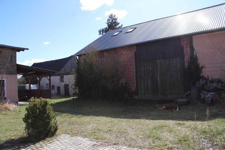 Geschützter Vierseithof mit mehreren Nebengebäuden und weitläufigem Garten – Foto 25