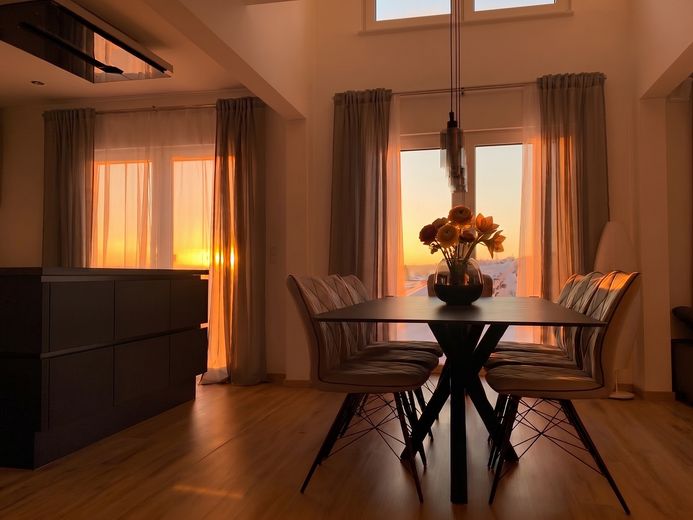 Neubau-Komfort ohne Baurisiko: Fertiges KfW 40 Einfamilienhaus mit Weitblick - provisionsfrei – Sonnenaufgang im Winter