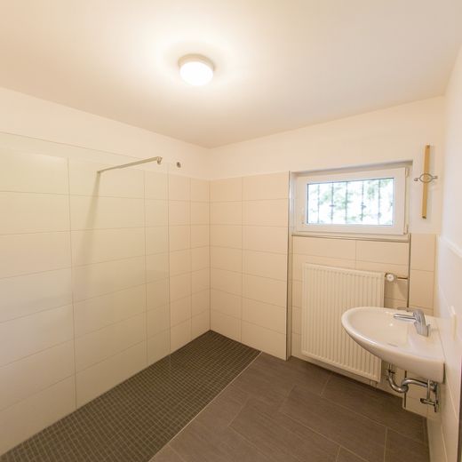 Wohnen wie im eigenen Haus: 6,5-Zi.-Maisonette, 195 m² mit Weitblick, ruhige Waldrandlage in Leimen – Badezimmer