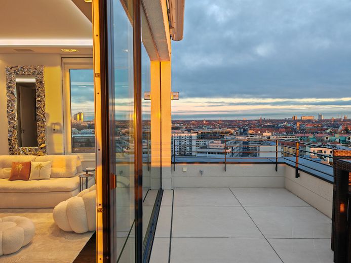PROVISIONSFREI: Munich's Iconic View – The Ultimate Penthouse – Dachterrasse Abendstimmung