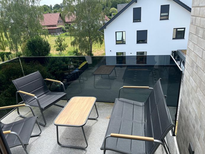 Appartamento moderno di nuova costruzione in posizione centrale a Holzhausen – Balkon