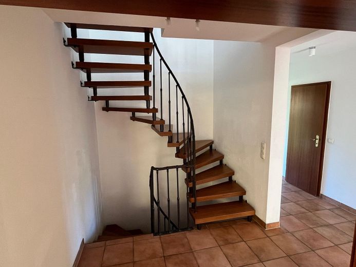 Treppe, EG-Flur mit WC-Tür