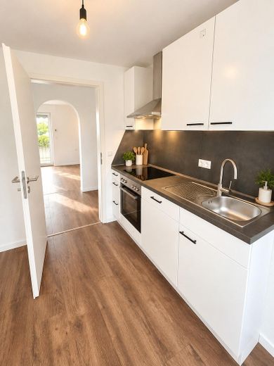 Rénovée en profondeur et prête à emménager : appartement moderne de 3 pièces en rez-de-chaussée à Hechingen | 61,5 m² – Küche (KI optimiert)