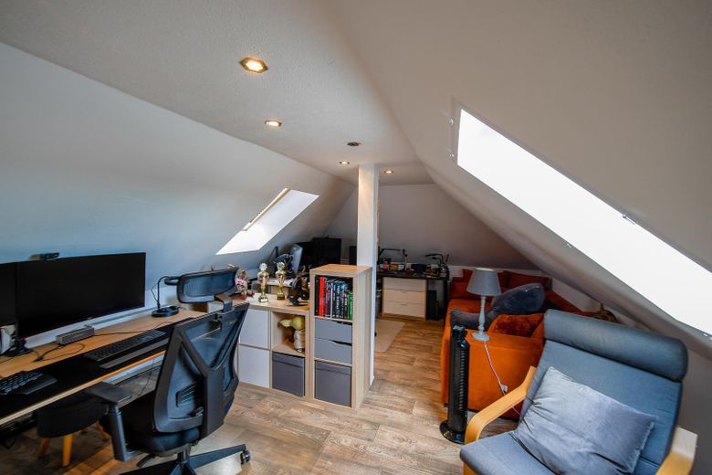 Außergewöhnliche 2-Zimmer-Dachgeschosswohnung mit Kamin, Vollbad, Balkon & ausgebautem Dachboden – Dachboden_Bild2