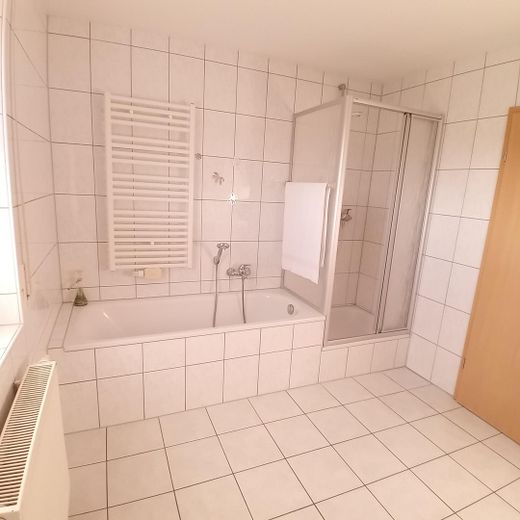 Bad mit Wanne und Dusche