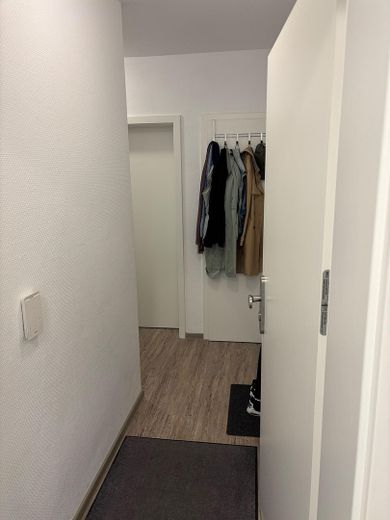 moderne 3 Zimmer-Wohnung mit Balkon in Kaufungen – Flur