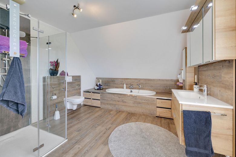 Modernes Einfamilienhaus mit Wintergarten & Terrasse in Haren (Ems) – Badezimmer