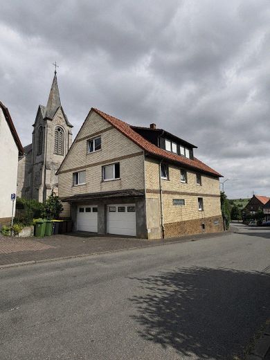 Großzügiges Wohnhaus mit ca.360 m² – Potenzial für Mehrgenerationenwohnen oder mehrere Wohneinheiten – Doppelgarage/Stellplatz-Nord