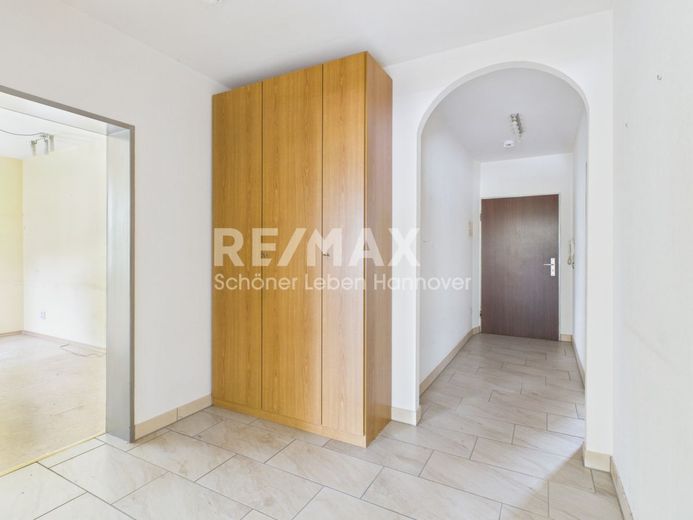 Renovierungsbedürftige 3- Zimmer Wohnung mit sonniger Loggia – Flur