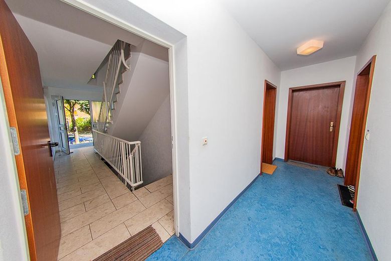 Ruhig, hell, möbliert - Apartment mit Top-Anbindung zwischen Adlershof und Flughafen BER – Hausflur
