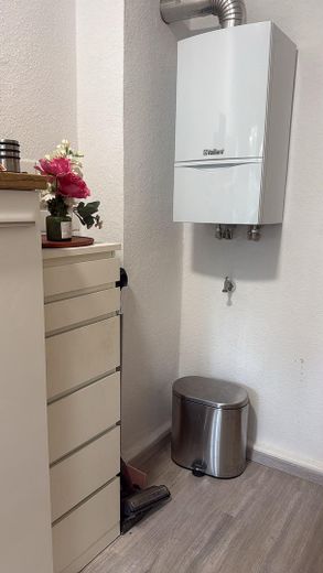 Immeuble ancien à aimer – appartement lumineux de 2 pièces avec balcon et garage dans un emplacement privilégié en centre-ville – Therme