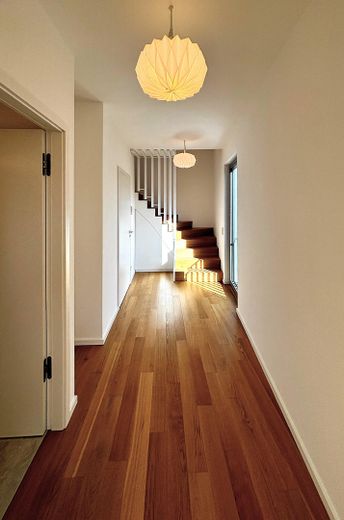 Vistas despejadas de 180° al Spree y vistas a zonas verdes - ático tipo maisonette en casa de tres viviendas – OG - Eingangsdiele mit Treppe