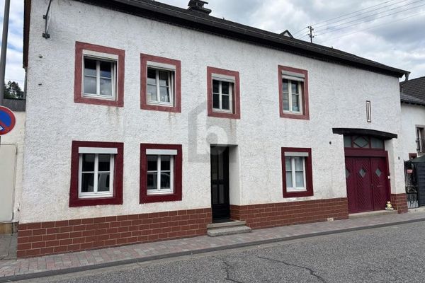 RENOVIERT, DOPPELGARAGE, VERMIETUNG MÖGLICH