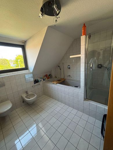 Badewanne und Dusche