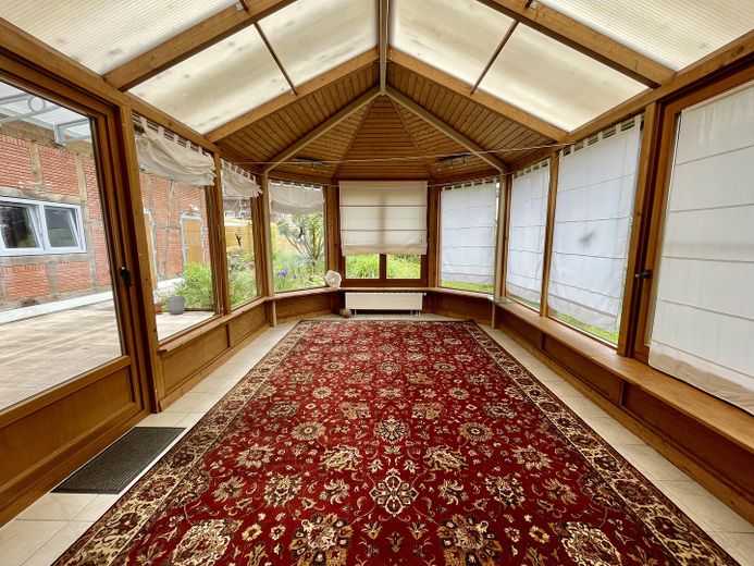 Nachhaltiger Bungalow mit Wintergarten, Garage und Garten – Wintergarten 