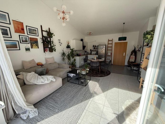 Schöne, sonnige 2-Zimmer-Dachgeschosswohnung – Wohnzimmer